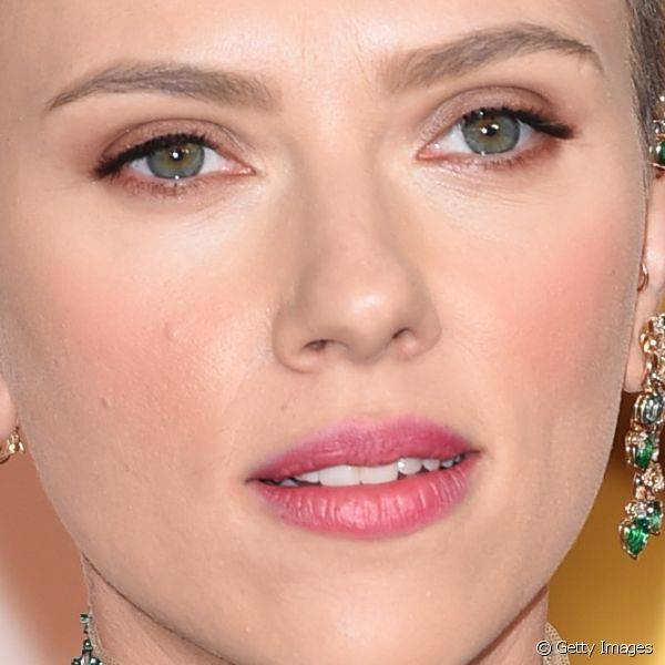 Scarlett Johansson apostou em visual delicado, com batom rosa suave